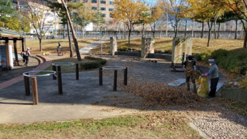 낙엽 수거 장면