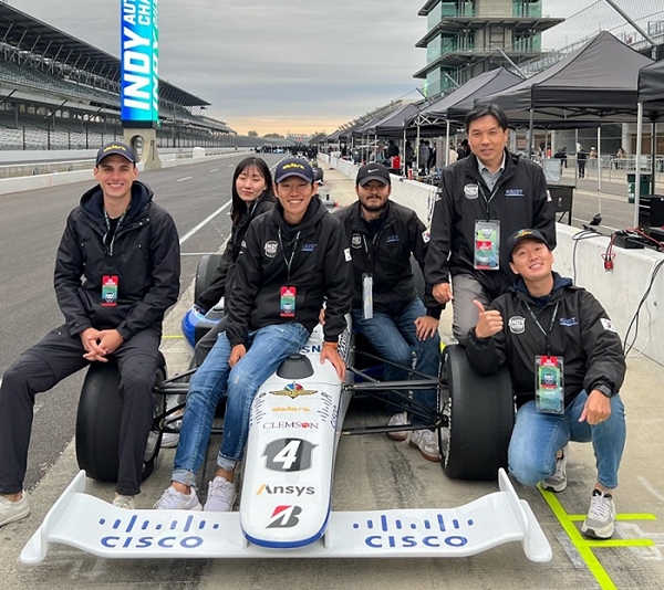 IAC 대회에서 심현철교수 연구팀과 인디 레이싱카 모습