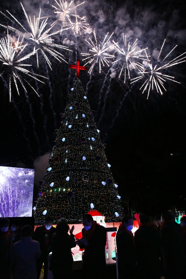 지난 8일 서구청 앞 보라매공원에서 열린 보라매 크리스마스트리 점등식 사진