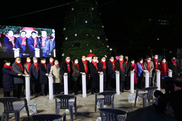 지난 8일 서구청 앞 보라매공원에서 열린 보라매 크리스마스트리 점등식 사진