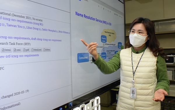 ETRI 홍정하 박사가 이번 국제표준에 제정된 정보중심네트워킹 기술을 설명하고 있는 모습