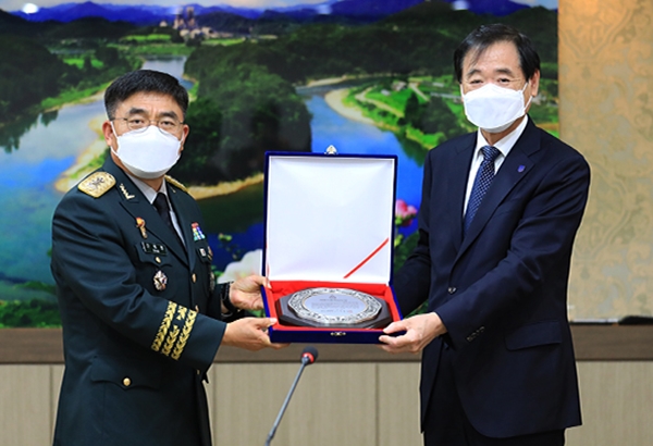 자랑스런 한남인상 시상(신희현 장군)