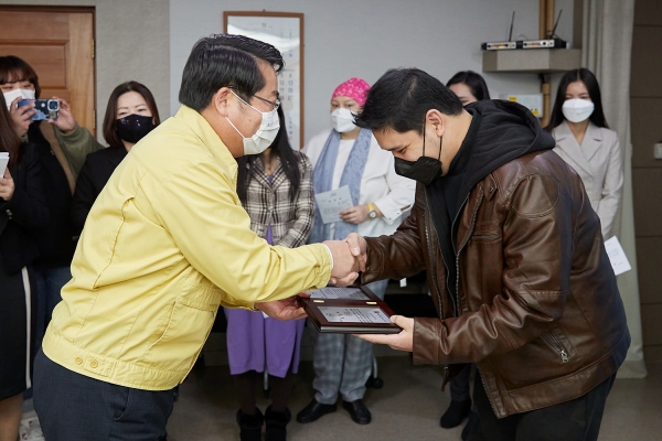 오세현 아산시장이 모범 외국인 노동자에게 표창을 수여하고 있다