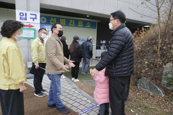 박상돈 시장이 코로나19 서북구 선별진료소를 찾아 시민들과 대화를 나누고 있다