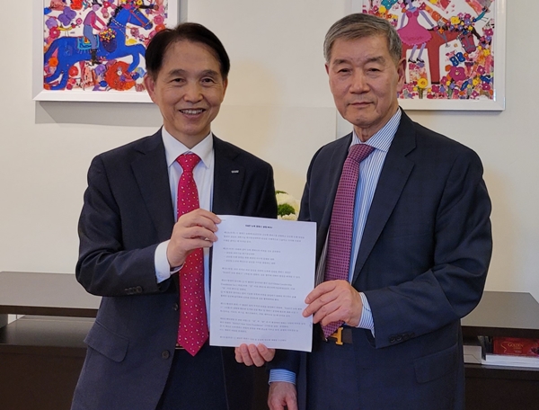 KAIST 뉴욕 캠퍼스 설립 양해각서 서명식(좌측부터) KAIST 이광형 총장, 배희남회장.
