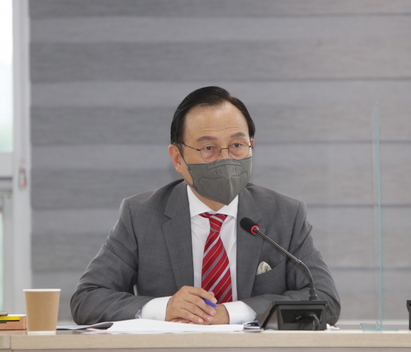 간부회의를 주재하고 있는 박상돈 천안시장