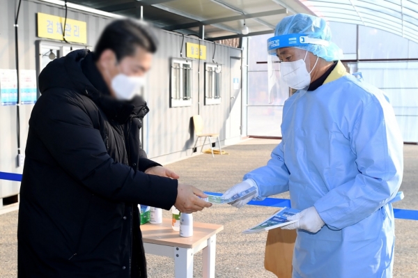 대전 중구청 최상훈 효문화관리원장은 13일 중구선별진료소에서 QR코드 진단, 손소독 안내 등 현장지원에 나섰다.
