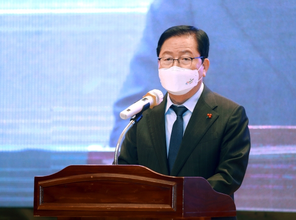 자원봉사자의 날 기념식에서 인사말하는 장종태 구청장