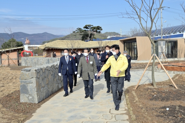 자연학습 치유정원을 둘러보고있는 김정섭 시장