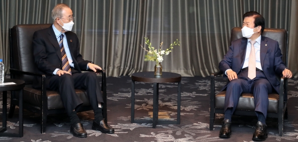 박병석 국회의장은 14일 반기문 글로벌 녹색성장연구소 이사회 의장과 환담을 나눴다.