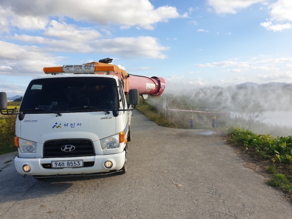 방역차량이 철새도래지를 소독하는 장면