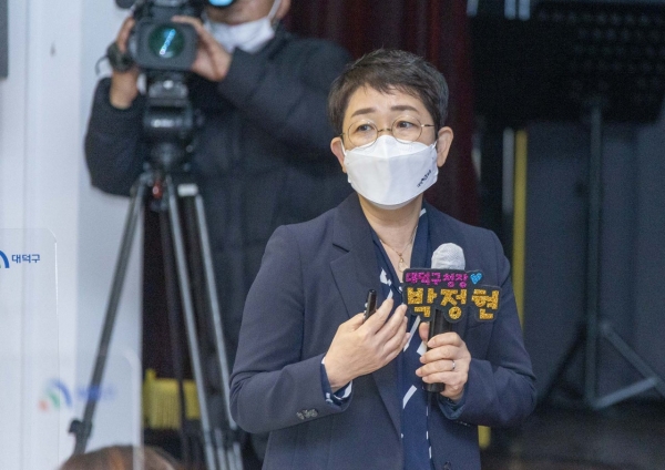 박정현 대덕구청장이 14일 내년도 대덕e로움 운영 방안을 발표하고 있다.