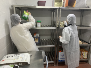 세종시교육청 학교급식점검단이 급식 관리 실태를 꼼꼼하게 점검하고 있다.