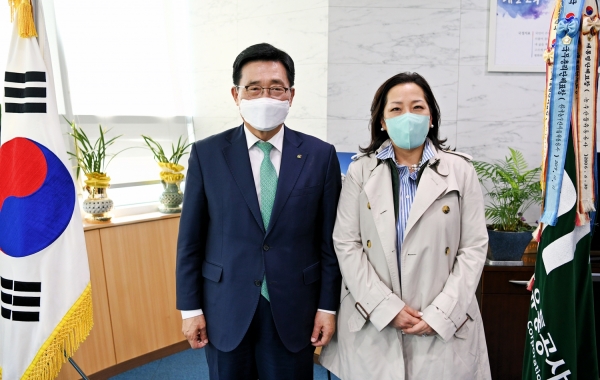 한국농수산식품유공사-유엔세계식량계획 간담회 * 김춘진 한국농수산식품유통공사 사장(좌측), 윤선희 유엔세계식량계획 한국사무소장(우측)