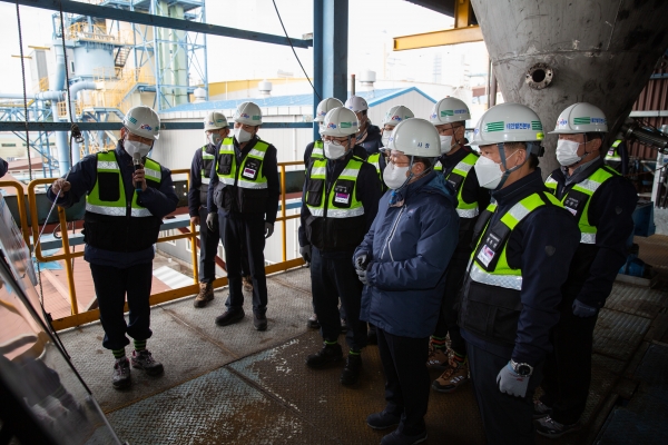 14일 태안발전본부를 찾아 동절기 현장 안전점검에 나선 박형덕 서부발전 사장(가운데)