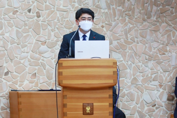 맹정호 서산시장이 15일 해미국제성지 교령전달식에서 축사하는 모습