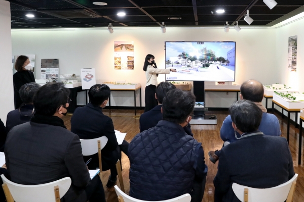 지난 8일 교내에서 ‘광장 활성화 프로젝트’ 최종 발표회를 진행하고 최병욱 총장과 주요 보직자들이 참여한 학생의 발표를 경청하고 있다.