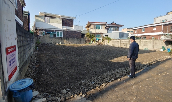 2021년 빈집정비사업 완료 후 준공검사 중인 중구청 공무원