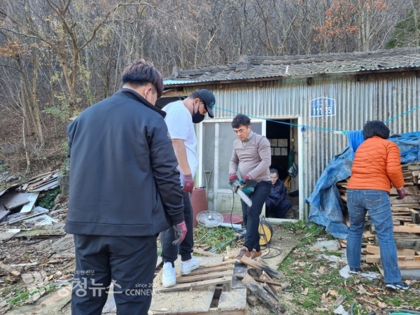 태안반도 태안청년회(회장 성민영)가 70대 독거 노인댁에 방문해 장작패기 봉사활동을 펼쳤다.
