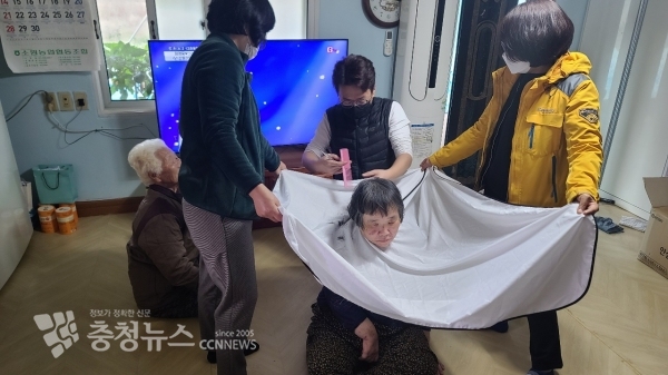 이발 봉사를 하고 있는 태안반도 태안청년회원 모습.