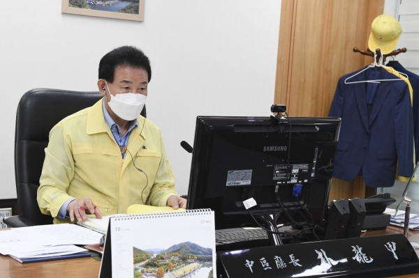 대전 중구청 박용갑 청장이 8일 2022년 주요업무계획 보고회를 영상회의로 주재했다