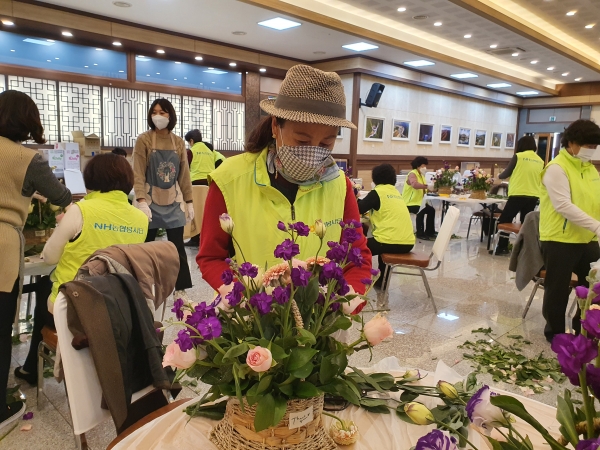 농촌사회 지도자 육성을 위한 플로리스트 교육을 농가주부모임 충남연합회와 공동으로 15일 실시 모습