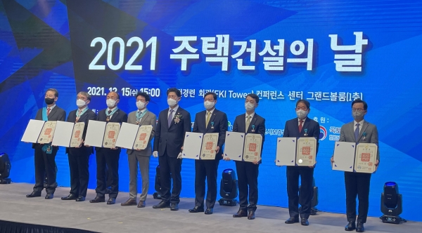 다우건설 전문수 회장 ‘주택건설의 날’ 산업포장 수상 단체사진