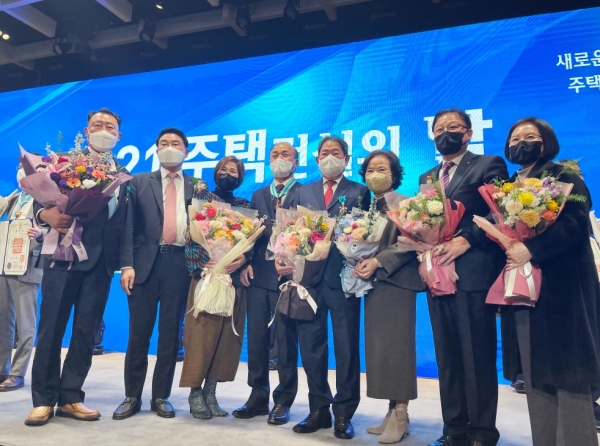 다우건설 전문수 회장 ‘주택건설의 날’ 산업포장 수상 모습