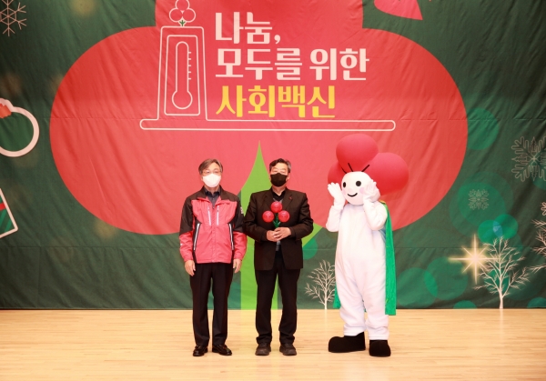 15일 태안문화원 아트홀에서 열린 ‘희망 2022 나눔 캠페인 순회 집중모금 행사’ 모습(가세로 군수 옆은 성우종 충남사회복지공동모금회 회장).