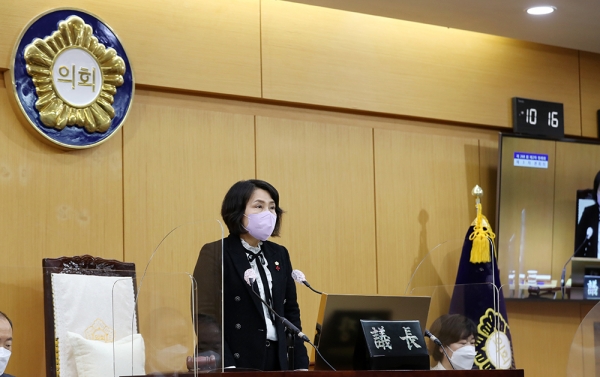 제268회 제2차 정례회 마무리(이연희 의장 폐회사 모습)