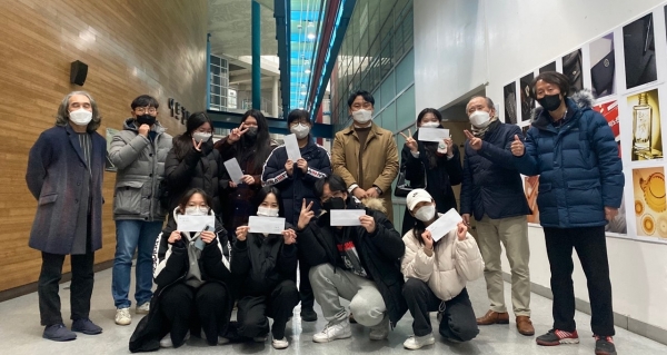 배재대 광고사진영상학과 재학생과 교수, 동문의 과제전시회 격려장학금을 전달받고 있다.