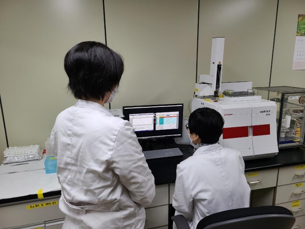 대전보건대학교 학생들이 총유기탄소(TOC) 시험분석 실습을 하고 있다.