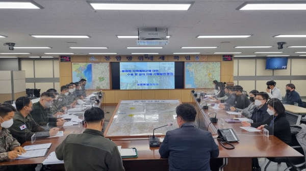 읍면동 및 군부대 예비군업무 관계자들이 지역예비군 수송 및 급식 지원 시행방안 토의를 실시하고 있다.