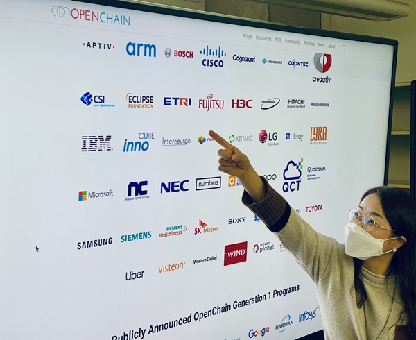 ETRI 박정숙 책임연구원이 이번 오픈소스 관련 국제표준 인증기관 선임과 관련, 인증기관을 설명하고 있다