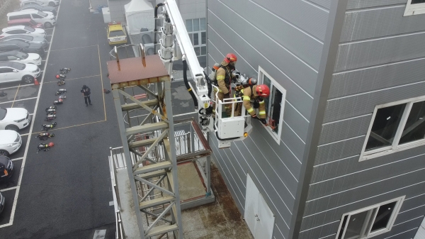 세종소방본부는 조치원소방서 훈련탑에서 고층건축물 유리 외장재 파괴 훈련을 했다.