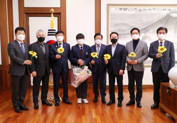 박병석 국회의장은 17일 제8회 국회의원 아름다운 말 선플상 대상을 받았다.