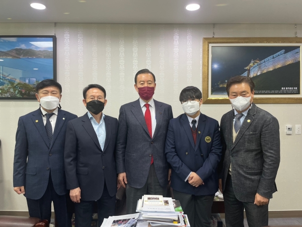 국민의힘 홍문표 의원은 16일 2021 국회의원 아름다운 말 선플상을 수상했다.