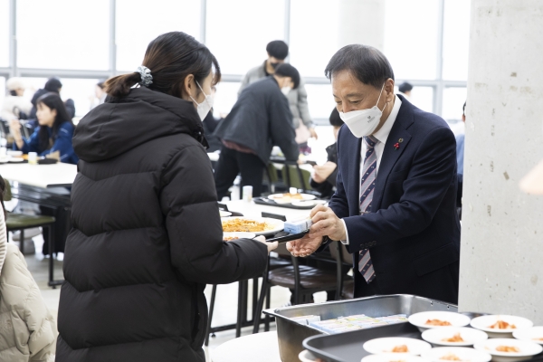 ​김선재 배재대 총장은 16일 대학 내 학생식당에서 ‘총장님이 쏜다’ 이벤트를 열었다.​