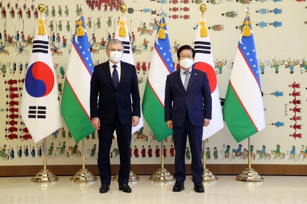 박병석 국회의장은 17일 샤브카트 미르지요예프 우즈벡 대통령과 국회접견실에서 회담을 했다.