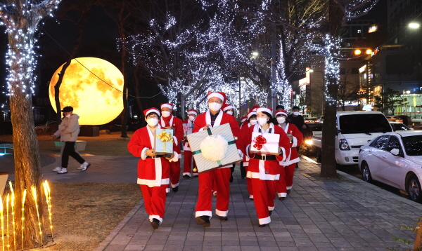 지난 16일 두드림공연장에서 ‘소원을 말해봐’ 프로젝트 시즌6 산타발대식이 개최된 가운데 정용래 유성구청장을 비롯한 산타 50명이 어려운 이웃의 소원을 전달하기 위해 출발하고 있다