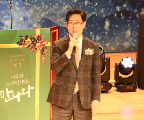 양승조 충남도지사가 출판기념회에서 인사말을 하고 있다