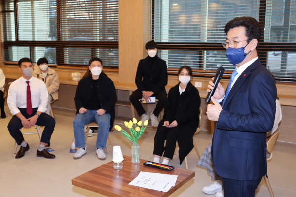 허태정 시장, 코로나 청년세대 소통 간담회 모습.