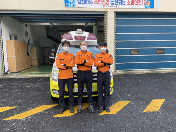 출산을 도운 구급대원. 좌측부터 소방교정용택, 소방위이석원, 소방장김수현