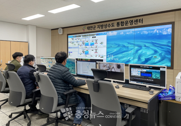 태안군 상하수도센터 내 지방상수도 통합운영센터에서 상수도시스템을 모니터링하는 모습.