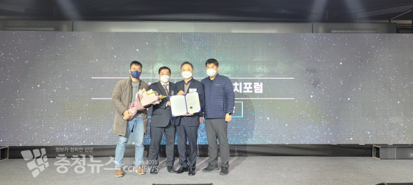 도시재생 광역협치포럼 수상(오른쪽에서 두번째 안병환 도시재생과장)