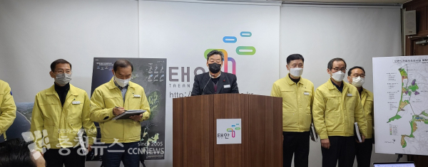 22일 태안군청 브리핑룸에서 기자회견중인 가세로 태안군수