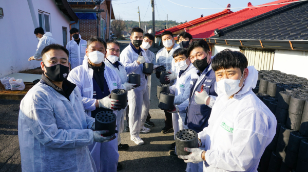 전국금속노조 충남지부 현대제철지회 임원 및 상근간부가 함께 지역내 취약계층 난방지원을 위해 연탄 기부 봉사 모습