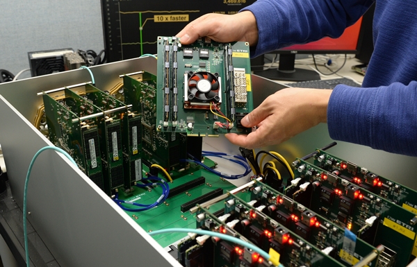 ETRI 연구진이 개발한 메모리 중심 컴퓨팅 HW 장치(MOCA)