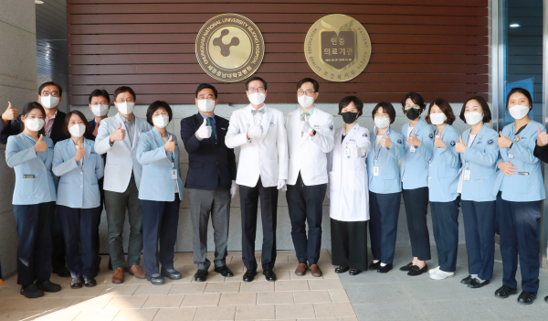 보건복지부 의료기관 인증 현판식 개최 단체사진