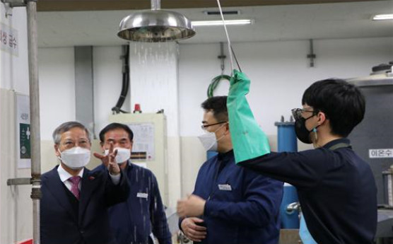 조폐공사 반장식 사장이 사업장을 돌며 특별 안전점검을 실시하고 있다.